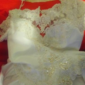 —Gloria Vanderbilt Wedding Gown size 8